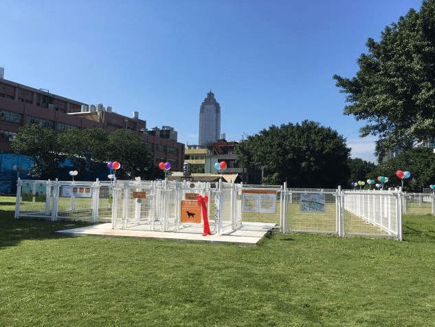 華山公園狗活動區是市區中特別規劃給狗狗們奔跑得好地方。